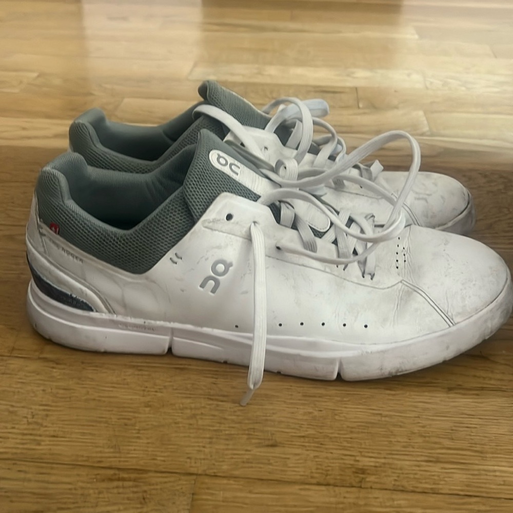 On THE ROGER shoes white / slate colorway